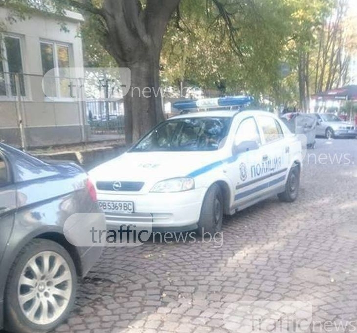 Патрулка паркира на забранена улица, за да... глобява неправилно паркирали (СНИМКИ)