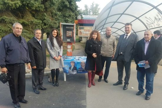 Кандидатът на ГЕРБ за кмет на район "Младост" Мария Илиева разговаря с  жителите на ж.к. "Полигона" и ж.к. "Младост-1"