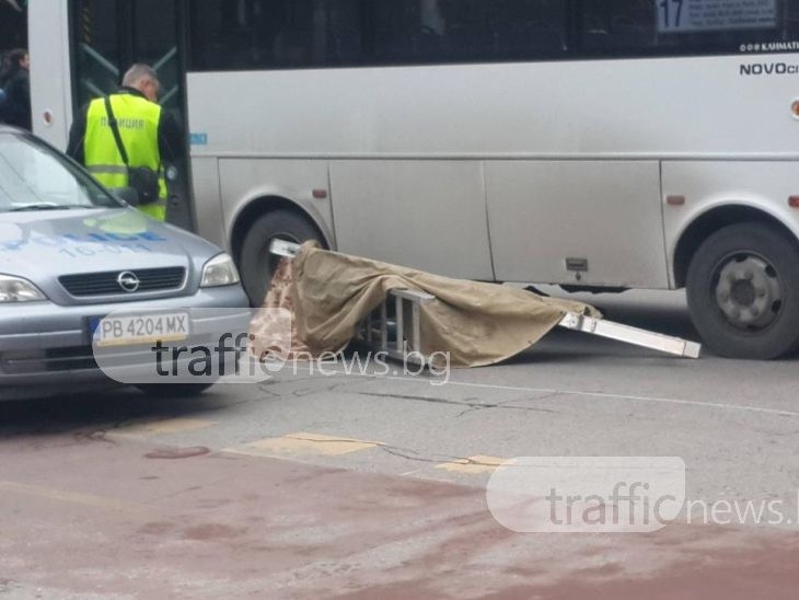 Шофьорът на автобуса убиец с първи думи след трагедията, кървавата диря е на няколко метра след рейса (СНИМКИ )