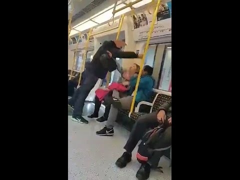 Смела лондончанка подгони мъж, нападнал спътника й в метрото (ВИДЕО)