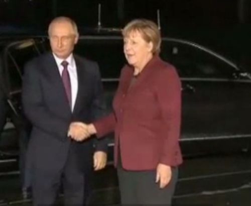 Съдбовен знак? Путин и Меркел три пъти си стиснали ръцете на срещата в Берлин (ВИДЕО)