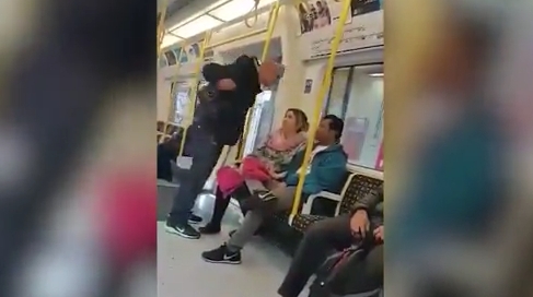 Расистка атака възмути пътуващите в лондонското метро (ВИДЕО)