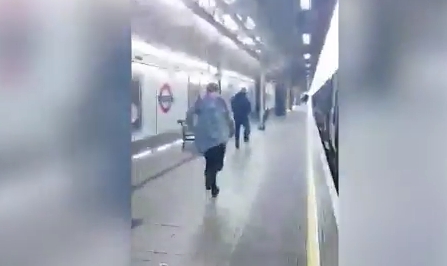 Расистка атака възмути пътуващите в лондонското метро (ВИДЕО)