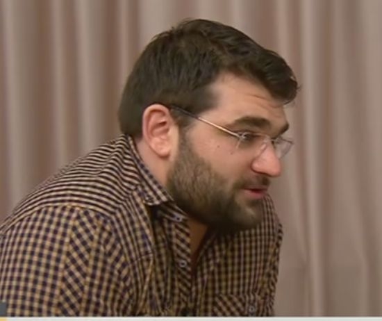 Божо Кравата проговори! Бях се поизлегнал в едно сепаре, когато нахлу Митьо Очите и кресна:"Вие на мутри ли ще ми се правите, сега ще видите какво ще ви направя!"