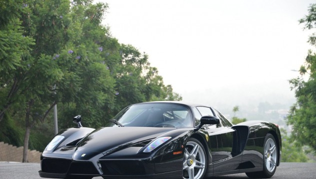 За ценители: Суперавтомобилът Ferrari Enzo в черен вариант 