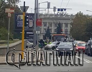 Паника пред Министерството на младежта и спорта! Отцепиха района (СНИМКИ)