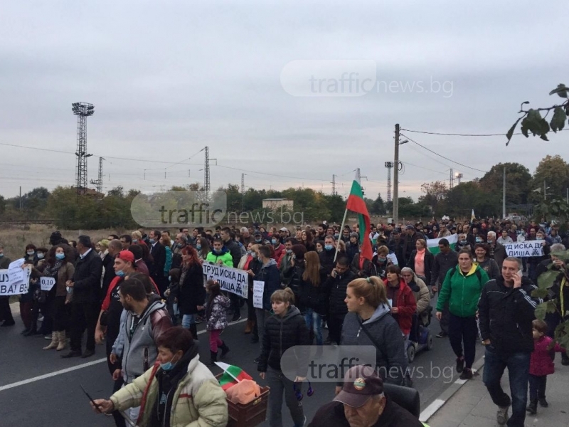 Невиждан протест в пловдивското село Труд (СНИМКИ/ВИДЕО)