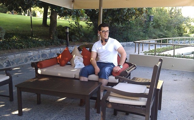 Сирийски бежанец протестира, иска да го депортират от Англия обратно в Сирия (СНИМКИ/ВИДЕО)