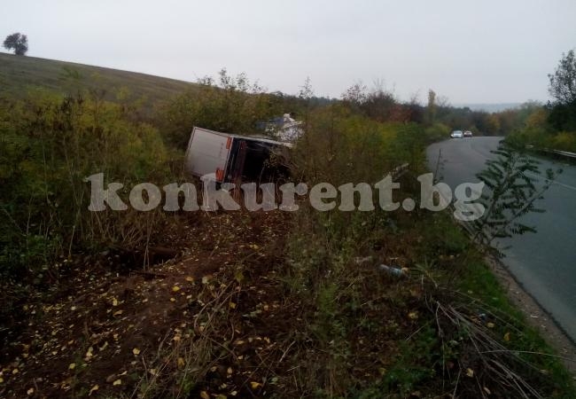 Водач на ТИР заспа зад волана и проби просека край Краводер (СНИМКИ)