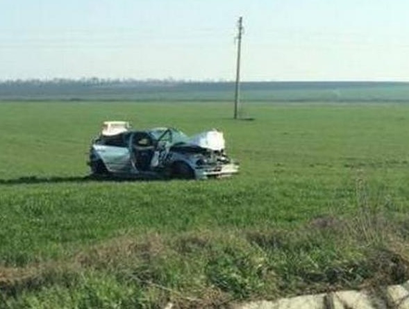 БМВ излетя от пътя и заора нива (СНИМКА)