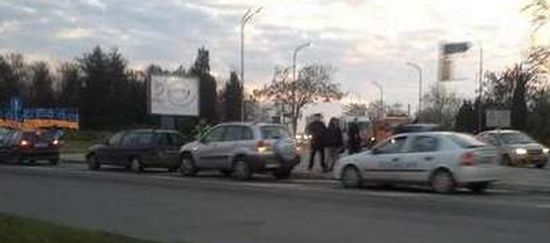 Автомеле в Бургас! Мерцедес и Ровър катастрофираха до болница (СНИМКА)