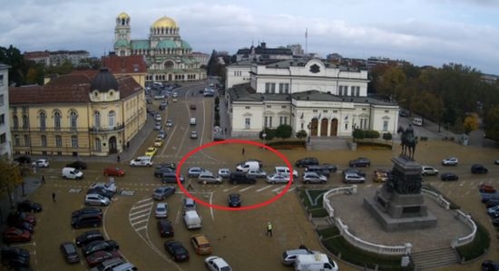 Първо в БЛИЦ: Катастрофа пред прага на Народното събрание (СНИМКИ)