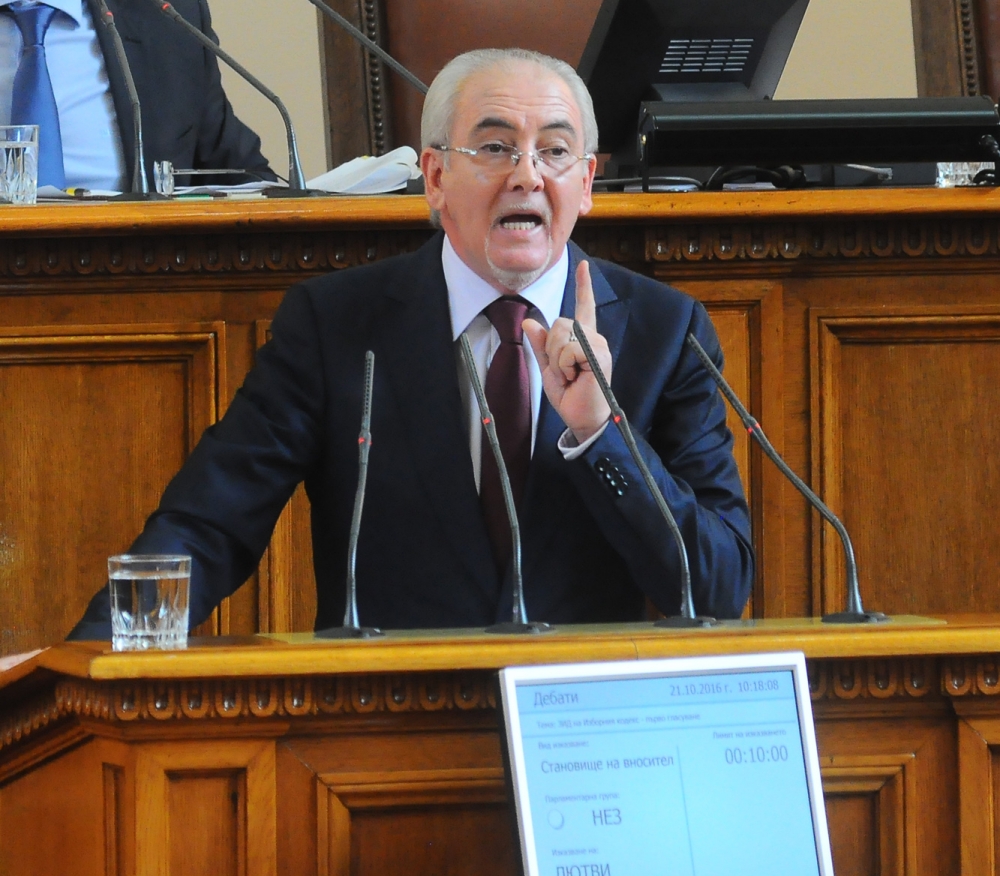 Местан иска десните да спрат "патрона" Радев