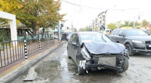 Две коли се помляха при жестока катастрофа край заведение в Пловдив (СНИМКИ)