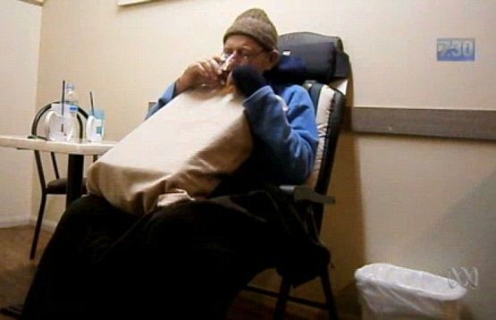 Потресаващо ВИДЕО: Смъртно болен от рак умира, след като взима лекарство за евтаназия (ВИДЕО 18+) 