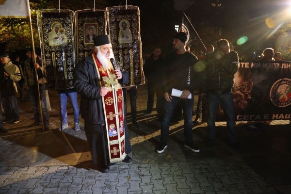 Стана напечено! С викове "Българи, юнаци" протестът срещу бежанците помете Лъвов мост (СНИМКИ/ВИДЕО)