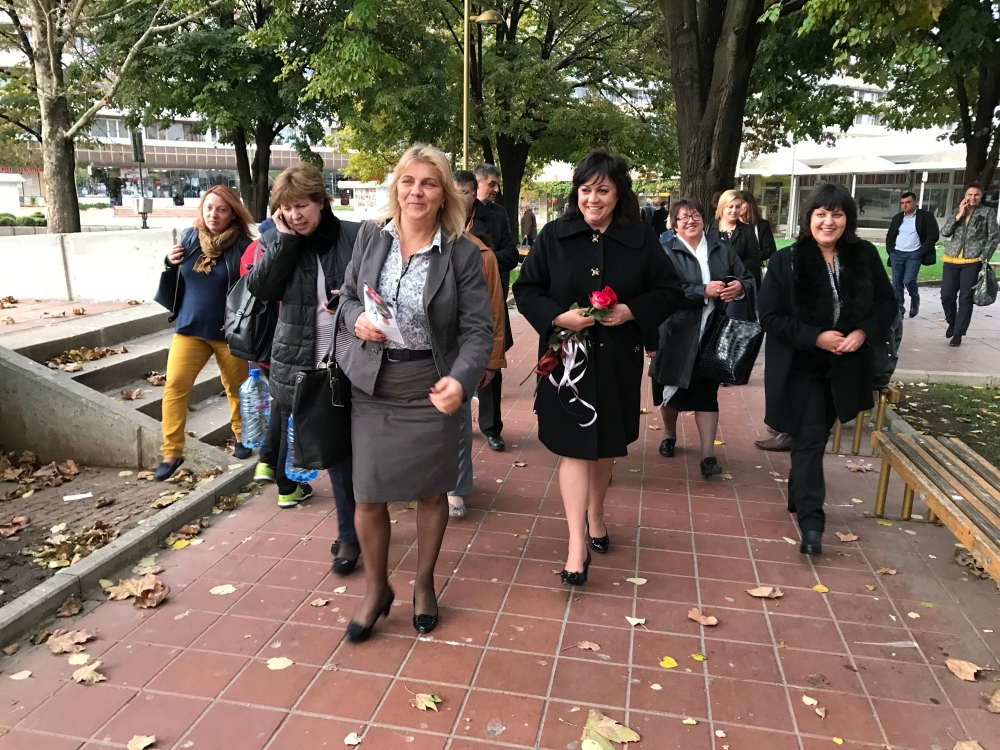 Корнелия Нинова: С новата програма за финансиране на ромчета управляващите си купуват гласове