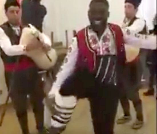 Негър в носия се изгаври с България! Обърна се към нашенки: Яжте ми куга! (СНИМКИ)