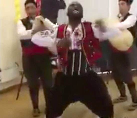 Негър в носия се изгаври с България! Обърна се към нашенки: Яжте ми куга! (СНИМКИ)