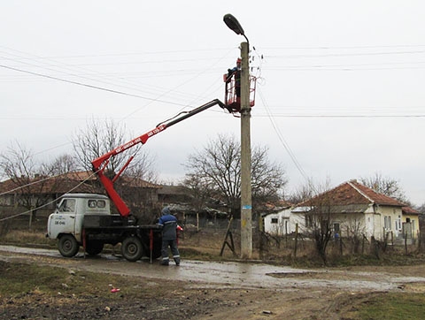 Внучка прикачи незаконно към мрежата къщата на дядо си