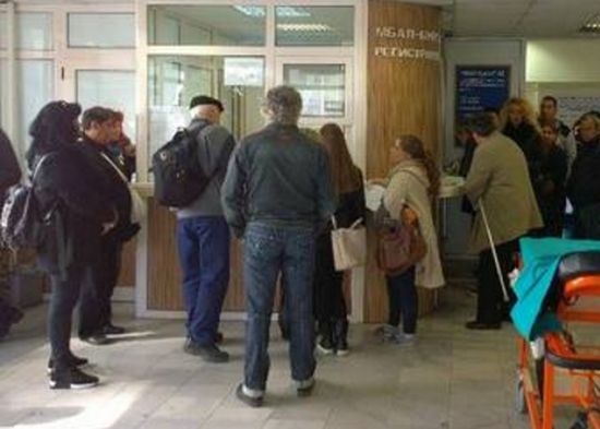 Хаос пред Спешното в Бургас заради пръстовите отпечатъци! Тежко болни чакат с часове, колабират пред регистратурата