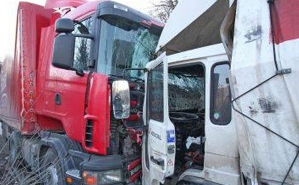 Зверска катастрофа на "Тракия"! Полски тираджия заспа и блъсна наш ТИР