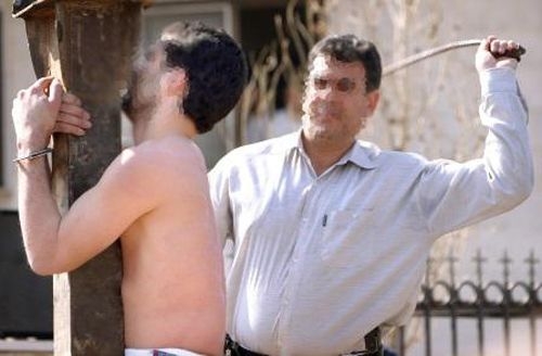 Публично бичуване: Шибаха с камшик принц в Саудитска Арабия