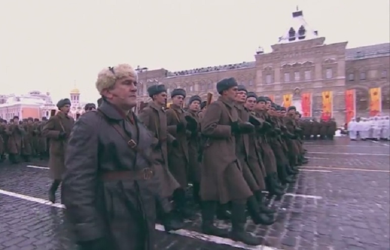 Парад на непобедимите в заснежена Москва напомни за подвига на защитниците ѝ, разгромили фашистките орди през зимата на 1941 г (ВИДЕО)