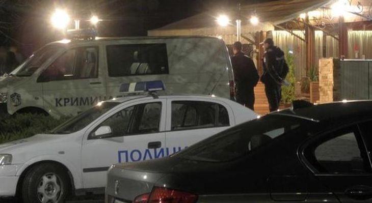Антимафиоти обискират "до голо" Мишката и Боклука в тоалетната на благоевградско кафене