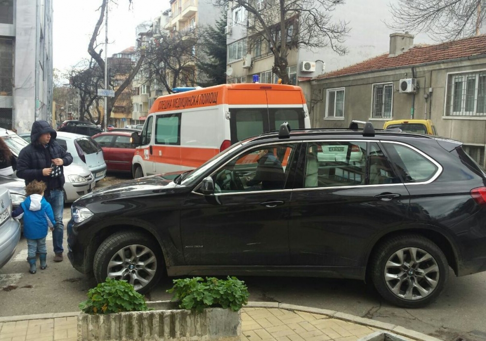 Първо в БЛИЦ! Мъж припадна в избирателна секция във Варна (СНИМКИ)