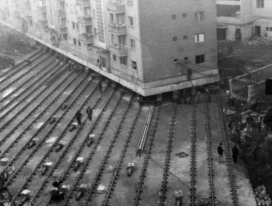 Невиждано чудо в Румъния! Преместиха 7600-тонна сграда (СНИМКИ)