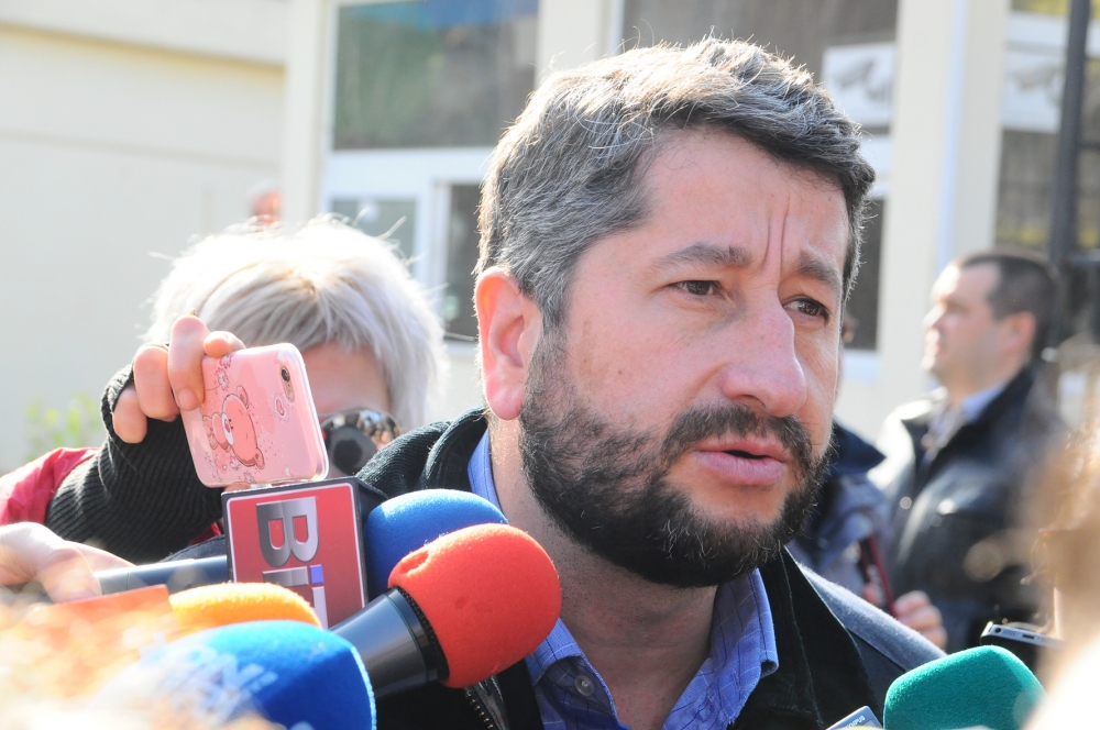 Позорно! Аутсайдерите Радан Кънев и Христо Иванов грозно яхват Доклада на Брюксел