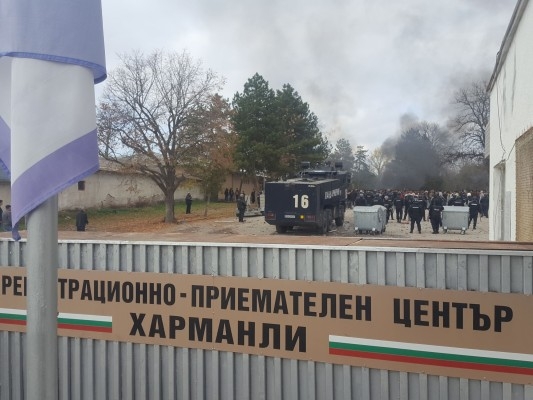 В лагера в Харманли избухна свиреп бунт на бежанците, гори пожар, замерят полицаите с камъни (СНИМКИ) 
