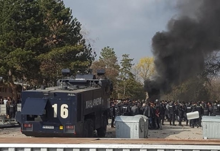 Гасан Насър пред БЛИЦ за погрома в Харманли: Вътре в лагера има такива, които насъскват останалите: "Дайте да се бунтуваме!" Може да ударят и София...