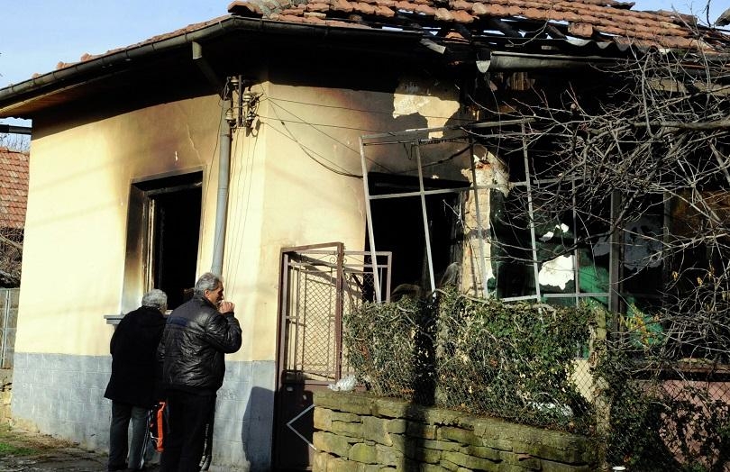 Само в БЛИЦ! Ужасяващи подробности за трагедията в село Лисец: Намерили овъглената Ася, прегърнала двете си мъртви момченца (СНИМКИ)
