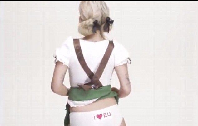 Певицата Рита Ора заголи бомбите (СНИМКИ/ВИДЕО 18+)   