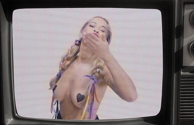 Певицата Рита Ора заголи бомбите (СНИМКИ/ВИДЕО 18+)   