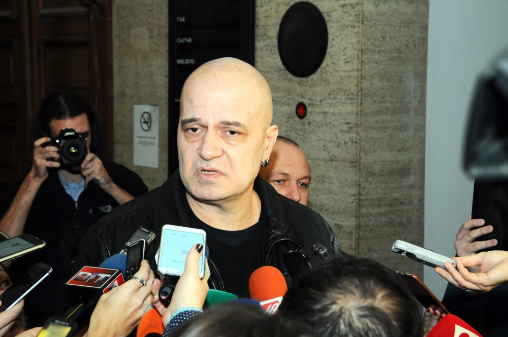Протест пред bTV в подкрепа на „Шоуто на Слави“ (СНИМКА)