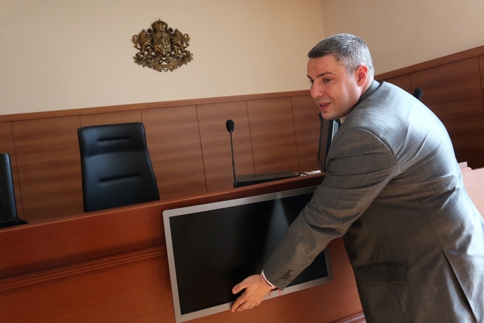 Театралните постановки на Методи Лалов нямат край! Шефът на съда се държи като шоумена Гого Лозанов, влиза в проекта "Кота -1"!
