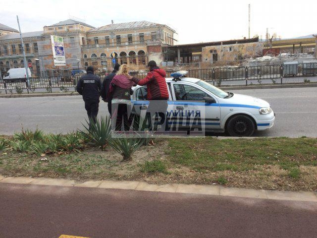 Див екшън в Пловдив! Мъж преби жена с тръба до гарата (СНИМКИ)