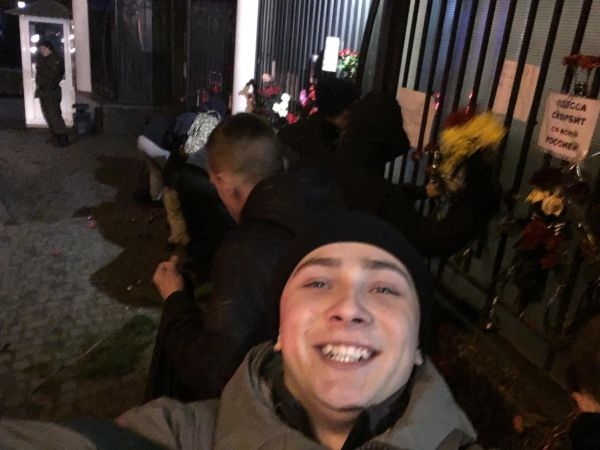 Вандали в Одеса оскверниха помена за жертвите на Ту-154, властите си траят (СНИМКА)