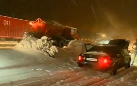 Виелици и преспи от сняг в Северна България! Ето накъде се движи валежът (ВИДЕО)