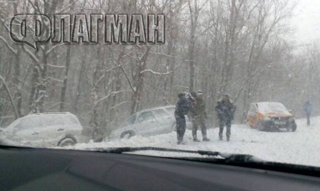 Почна се! Три коли излетяха в канавка край Бургас (СНИМКИ)