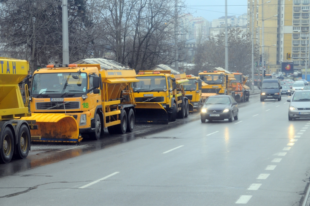 Снегорин от ново поколение бори снега в София СНИМКА