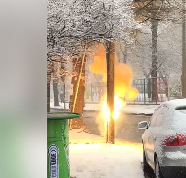 Само в БЛИЦ: Горящ електрически стълб в София едва не уби някого (ВИДЕО)