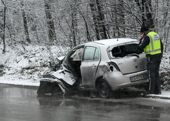 Първи СНИМКИ от тежкото автомеле на "Симеоновско шосе", врачанско BMW e помляно