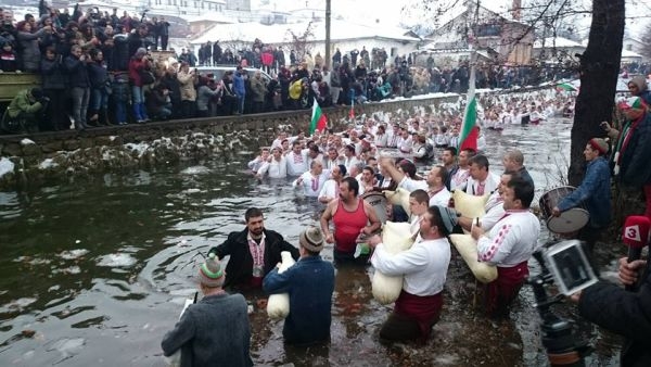Френски дипломати и гръцки туристи се дивят на мъжкото хоро в Калофер