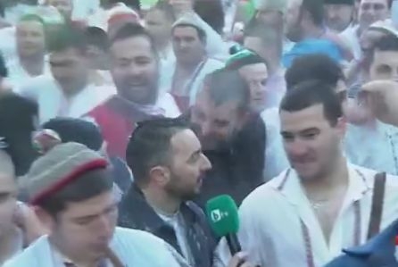 Хекимян нагази със зор в ледените води на Тунжда (ВИДЕО)