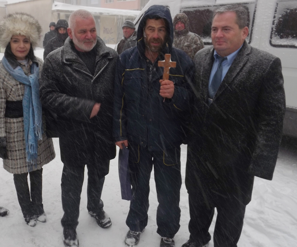 В Силистра разчупиха традицията за Богоявленския кръст и се хвърлиха в ... (СНИМКИ)