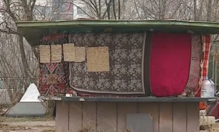 Сърцераздирателно! Как се живее в изоставена будка за билети (ВИДЕО)